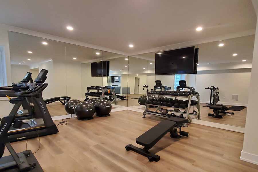 Large tempered wall-mounted gym mirror panels UAE | مرآة جيم مقسى مثبتة على الحائط